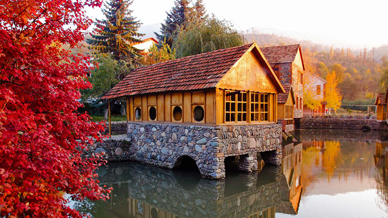 Trhus i idylliska omgivningar i Dilijan, Armenien.